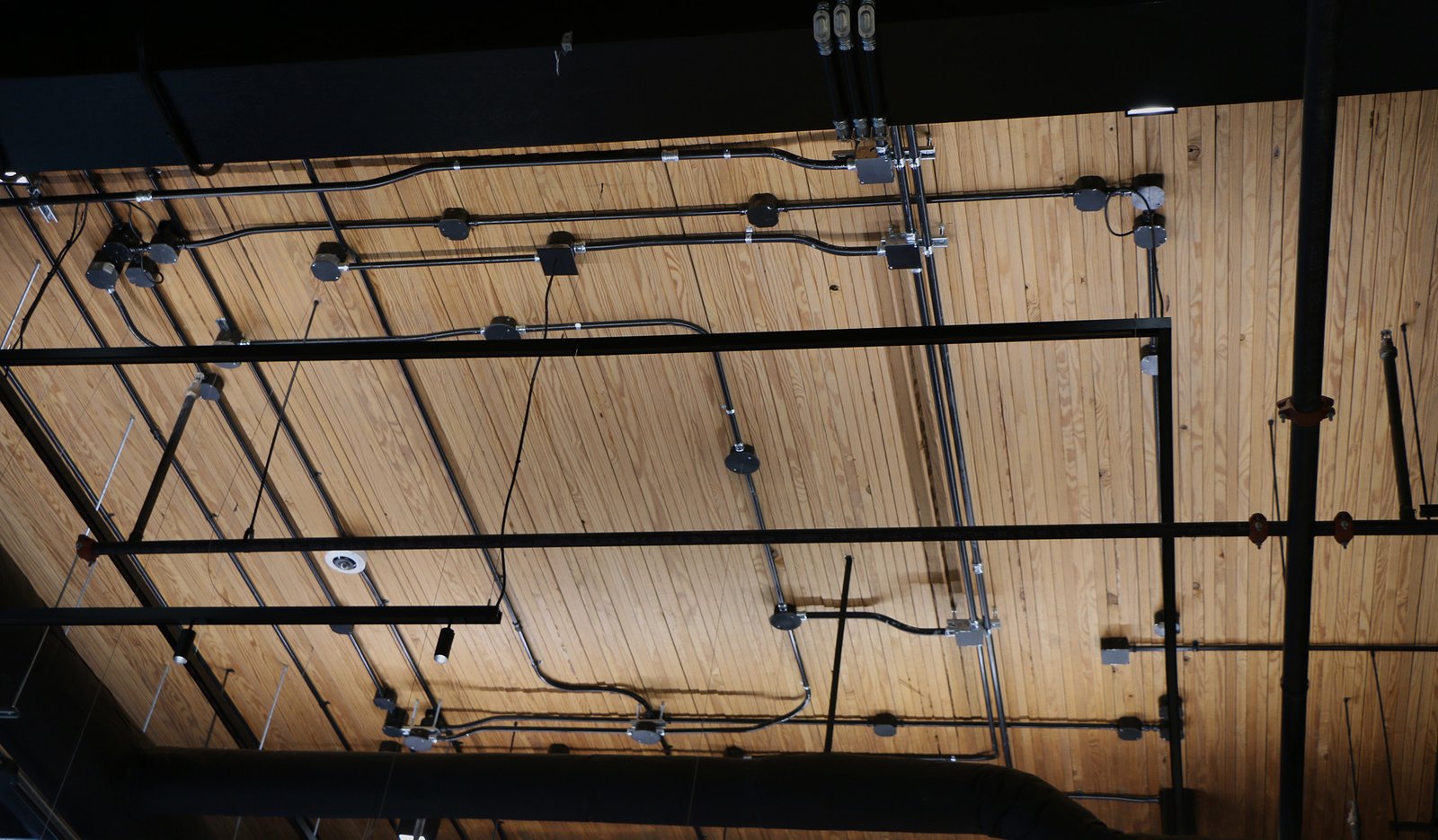 orrs-jewlery-project-img-interior-overhead-lights-pipes-1
