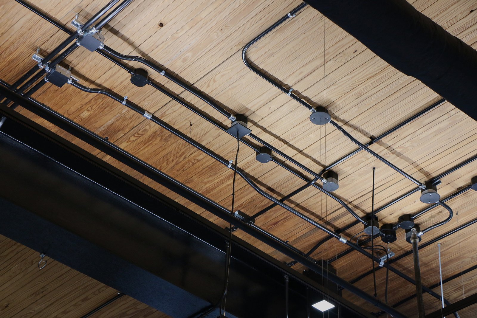 orrs-jewlery-project-img-interior-overhead-lights-pipes-2